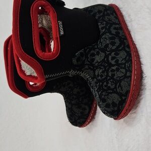 Bogs Baby Black and Red Skull Pattern Boots | Size 5c